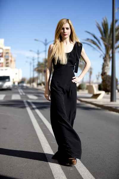 Diseñadora de moda Carla Tomas, vestido negro
