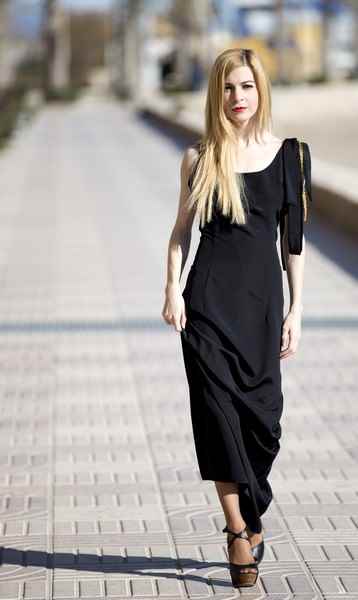 Diseñadora de moda Carla Tomas, vestido negro