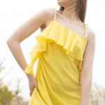 Vestido amarillo con perlas de Carla Tomás