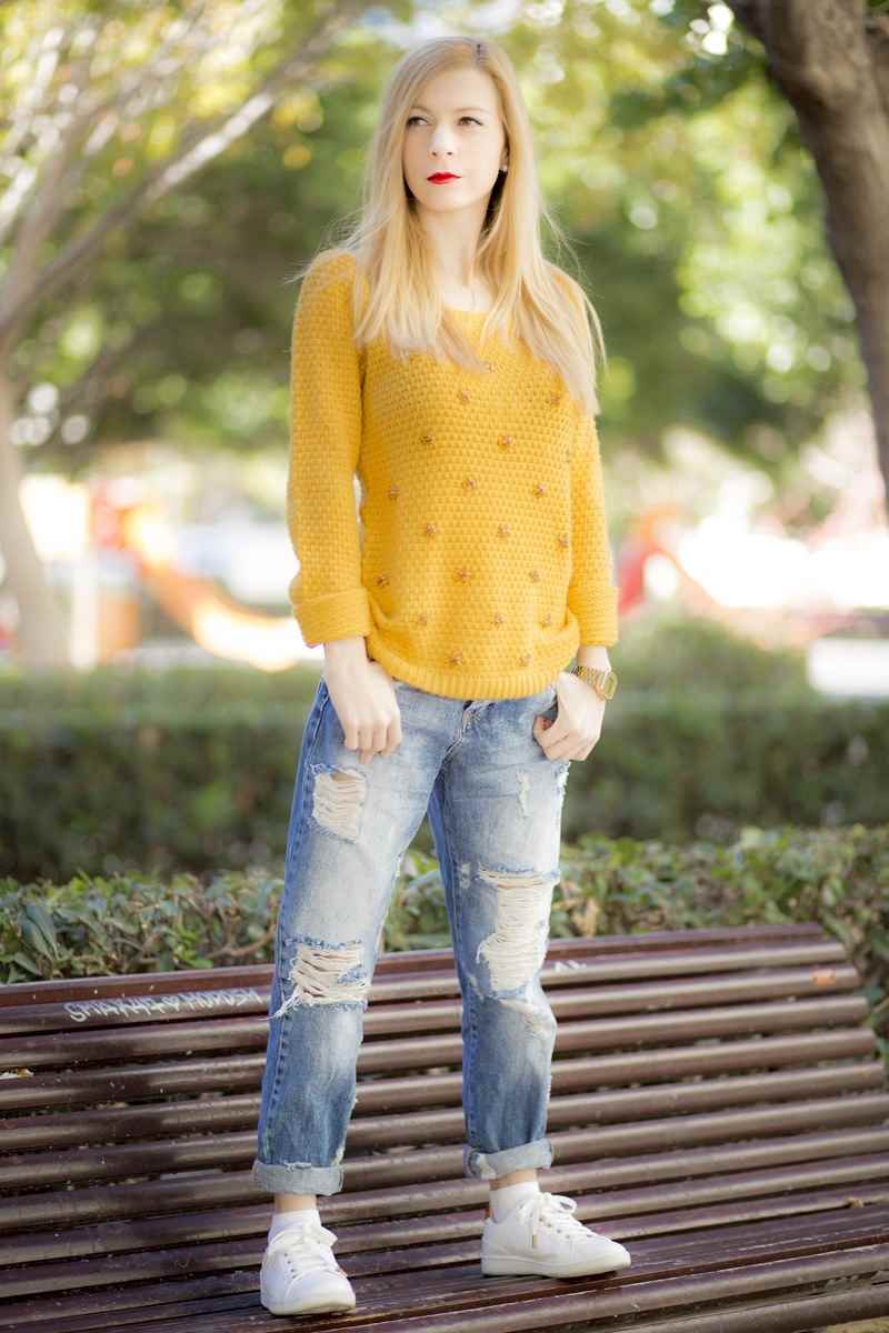 Boyfriend jeans y suéter color mostaza